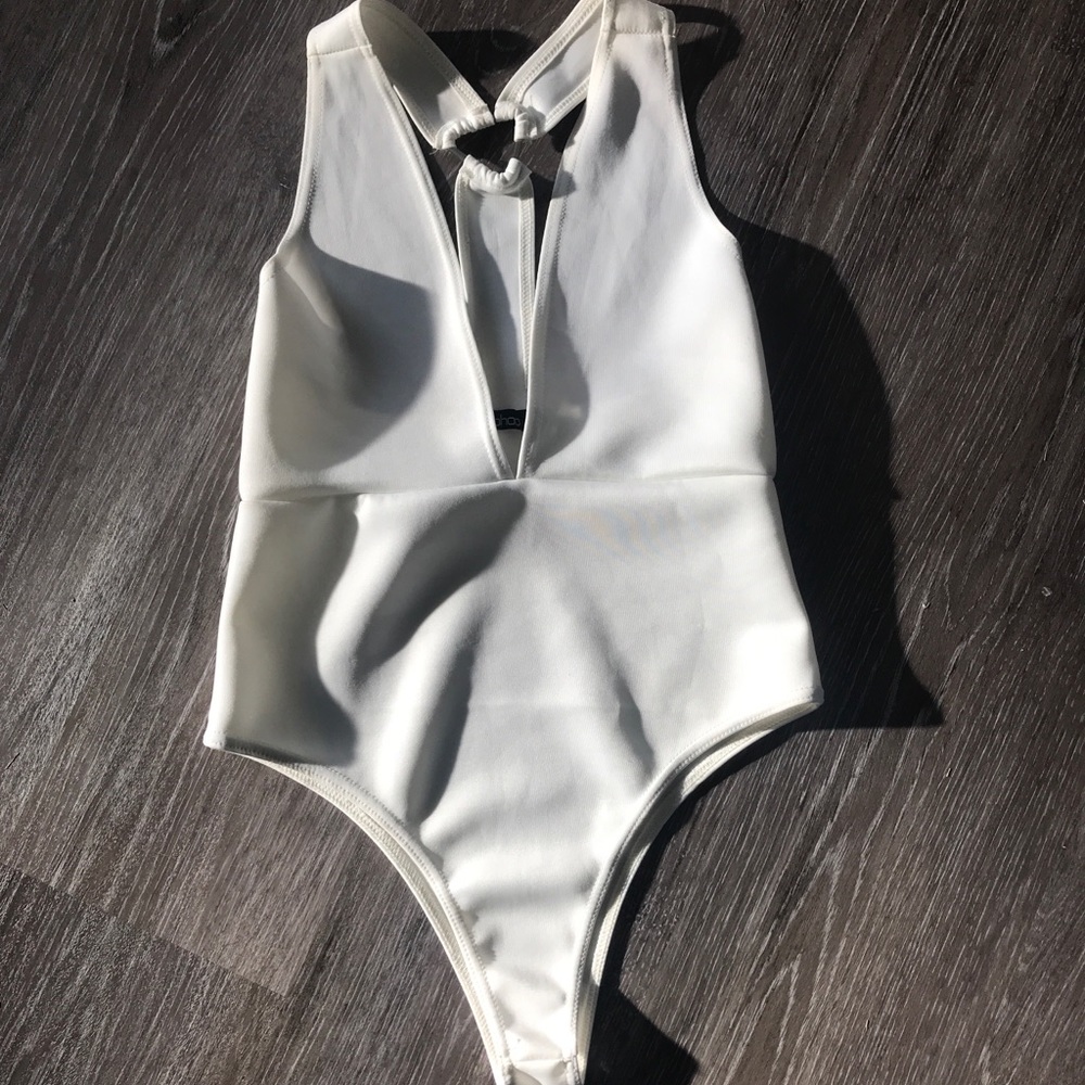 NWOT BooHoo White Plunge Bodysuit